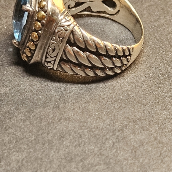 Elegant Silver and Gold Ring with Blue Gemstone - Picture 2 of 3